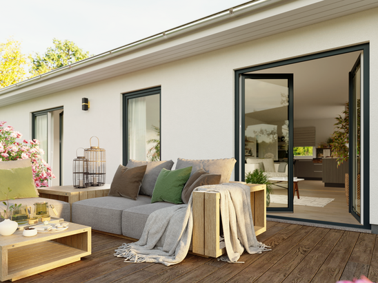 Ext_Aktionshaus_Bungalow_Era_131_Fokus_Terrasse Terrasse des ERA 131 mit Blick auf den offenen Wohnbereich – modernes Wohnambiente trifft auf stilvolle Gestaltung
