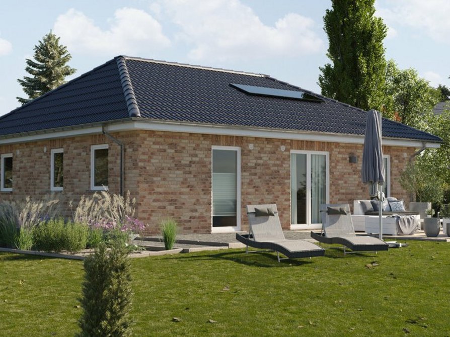 Der Bungalow 92 in der Variante Klinker Nr. 1 und Dach in Anthrazit mit Blick auf den Garten und Terrasse